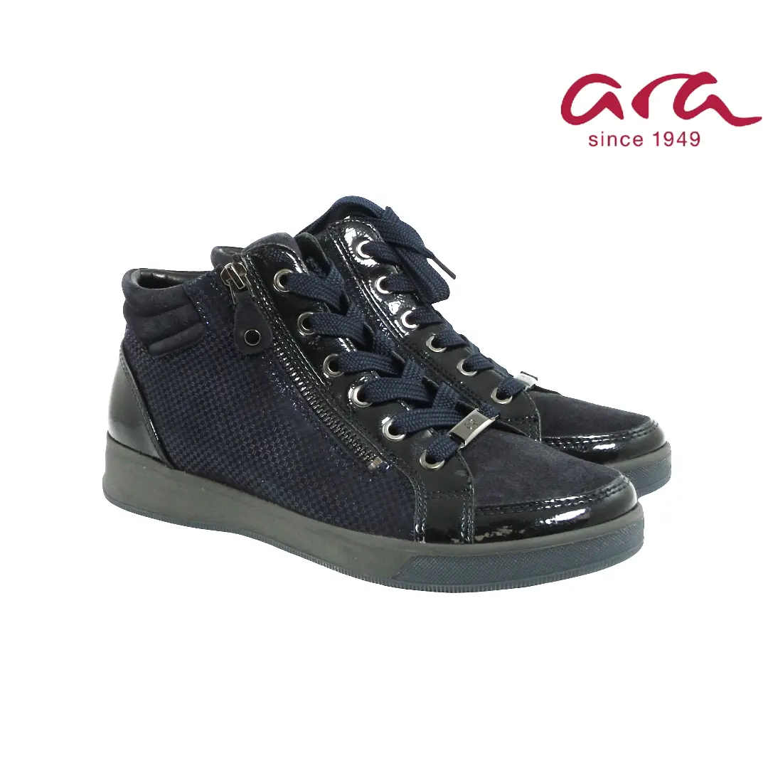 Ara 24499-42 Blauw – Hoge dames sneaker in donkerblauw met rits en veters, suède en lakdetails.
