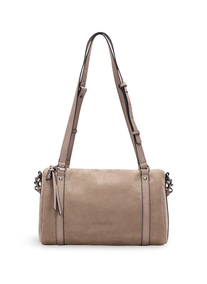 Hispanitas beige taupee dameshandtas in suède-look met leren details, verstelbare hengsels en zilverkleurige accenten.