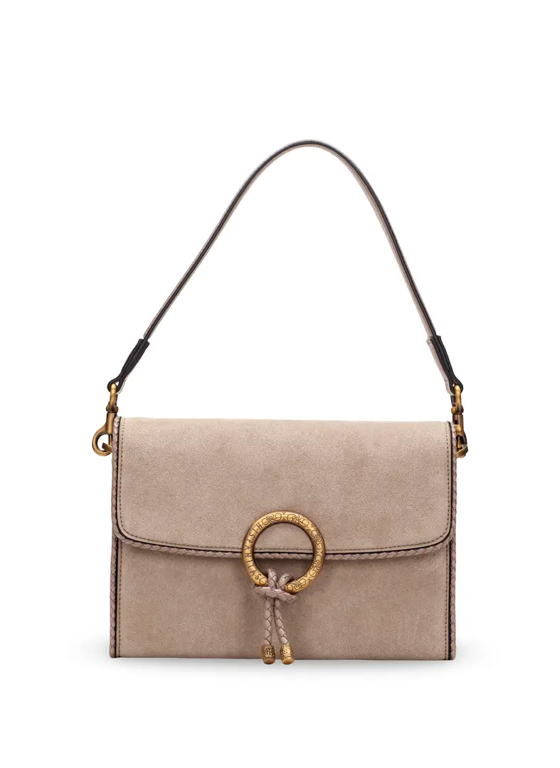 Hispanitas beige-taupe dames schoudertas in suède-look met goudkleurige ring, gevlochten detail en verstelbare draagriem.