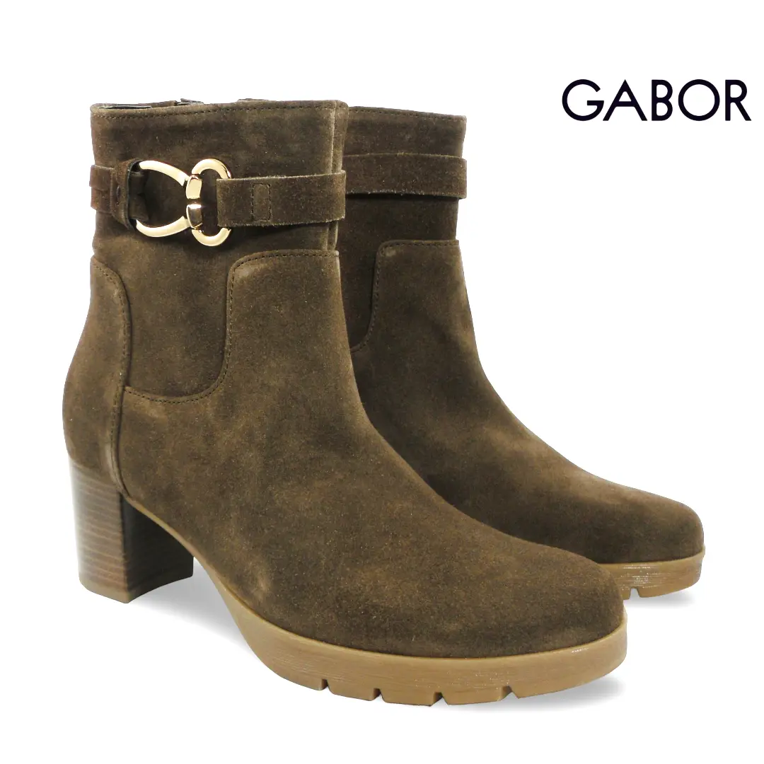Gabor 8030.02 Cacao dames enkellaarsjes in bruin suède met blokhak, profielzool en goudkleurig sierdetail rond de enkel.