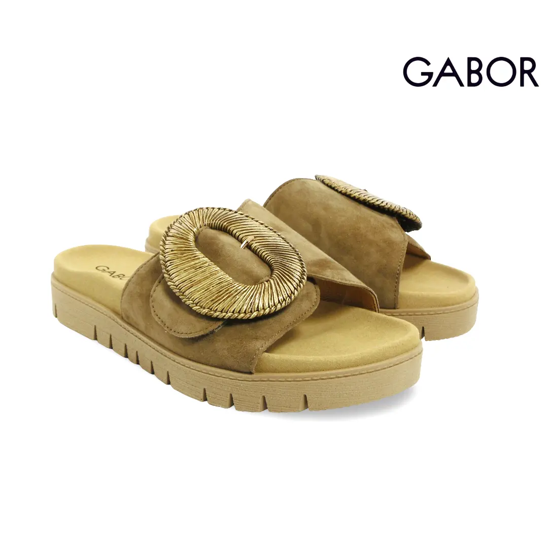 Gabor slipper in peanut suède met grote gouden siergesp en comfortzool