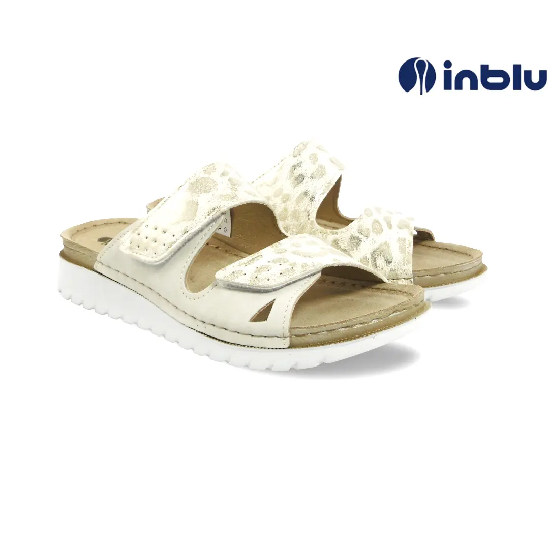 Inblu damesslippers in wit met subtiele metallic print en verstelbare klittenbandsluitingen