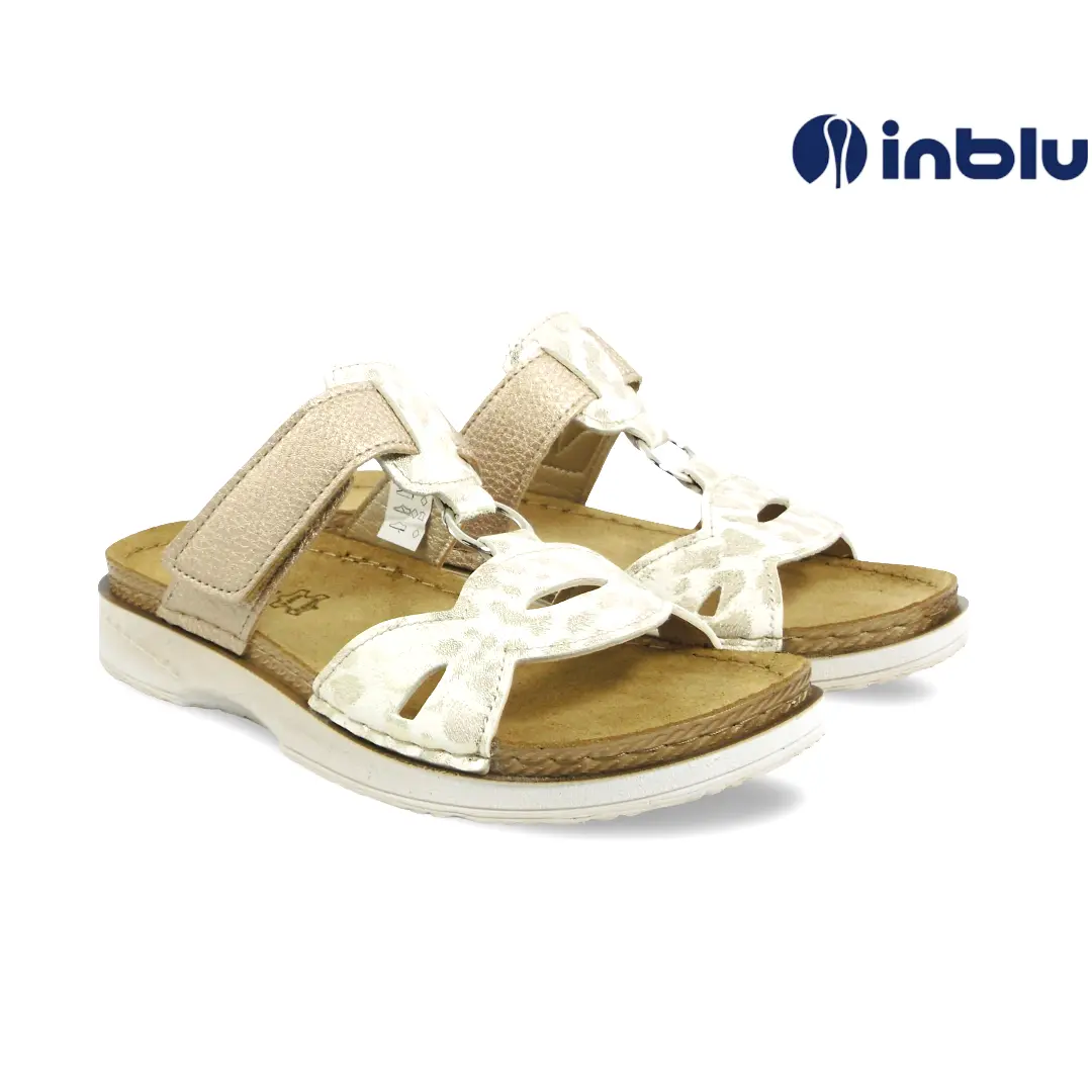 Inblu damesslippers in wit-platina met decoratieve uitsnijdingen en verstelbare klittenbandsluiting
