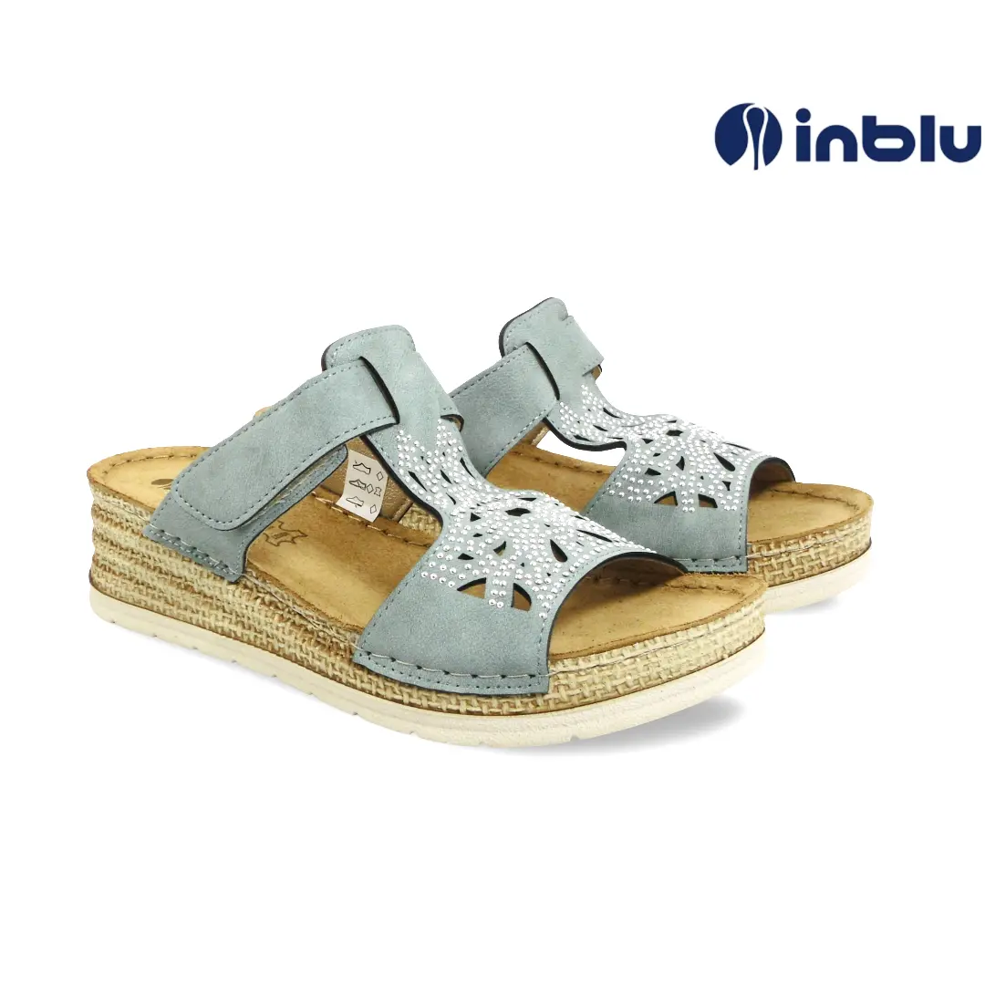 Lichtblauwe Inblu damesslippers met sleehak, klittenbandsluiting en sierlijke strassdetails