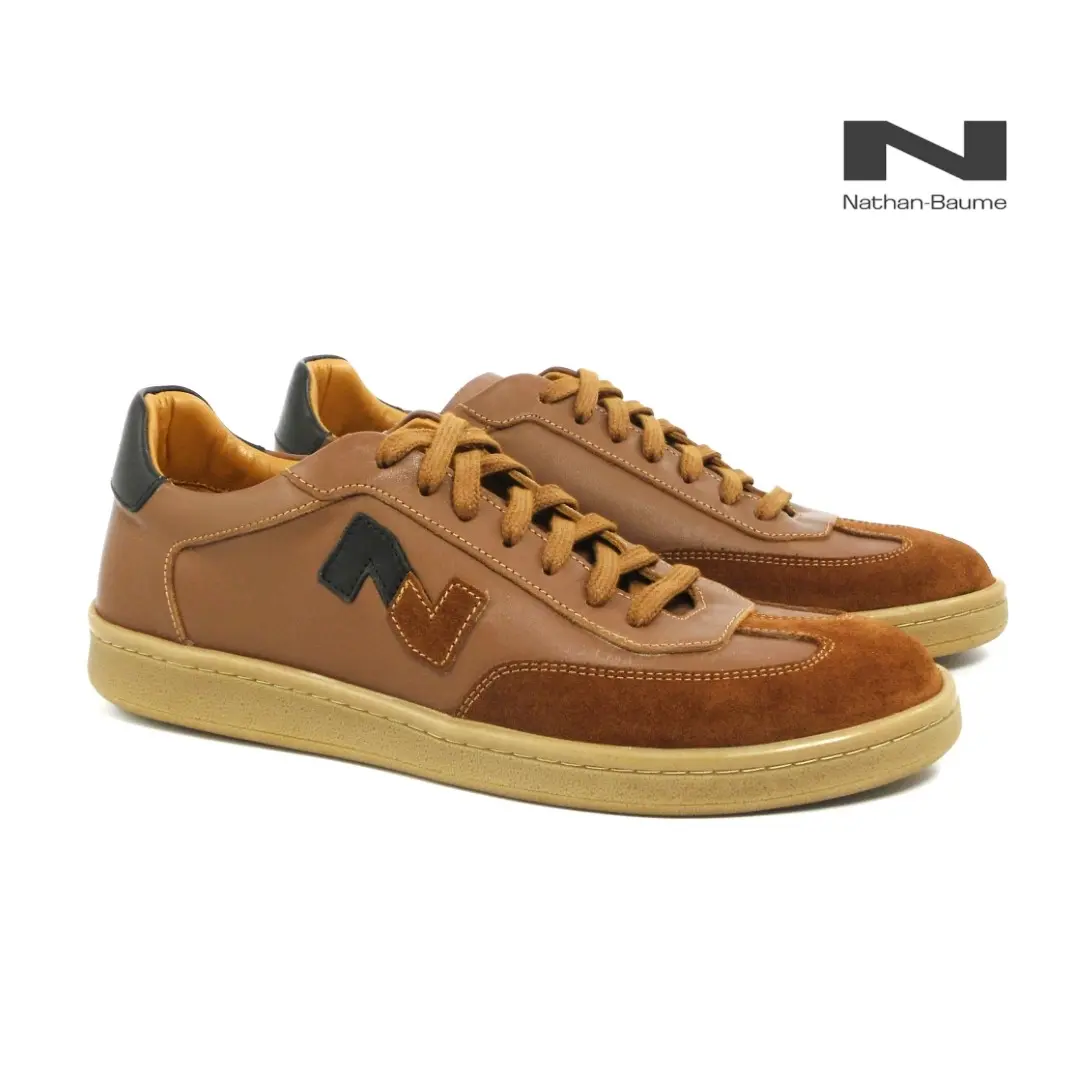 Cognac Nathan-Baume heren sneakers van leer en suède met zwarte logo-accenten en rubberen zool.