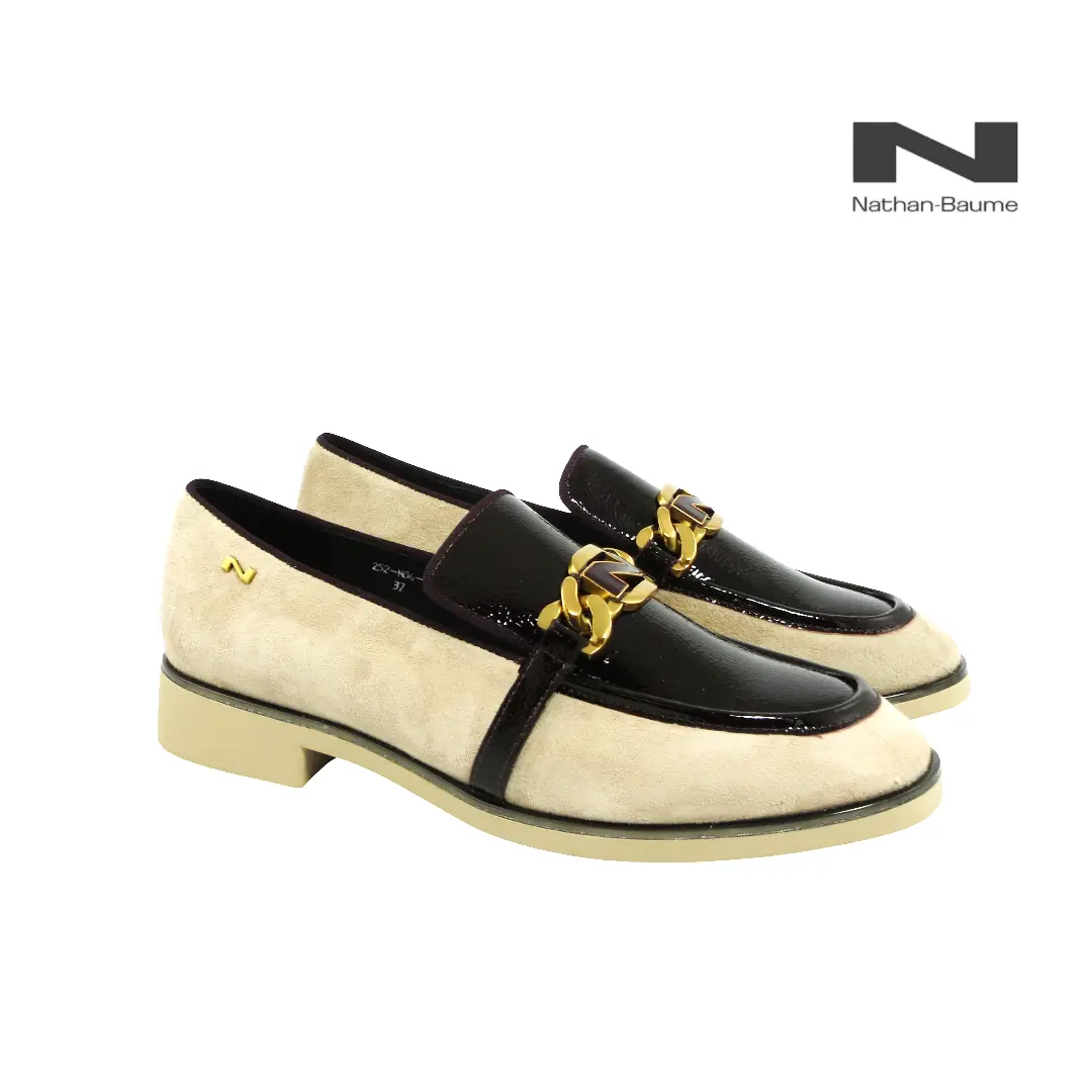 Nathan-Baume loafers in beige suède en bordeaux leer met gouden kettingdetail.