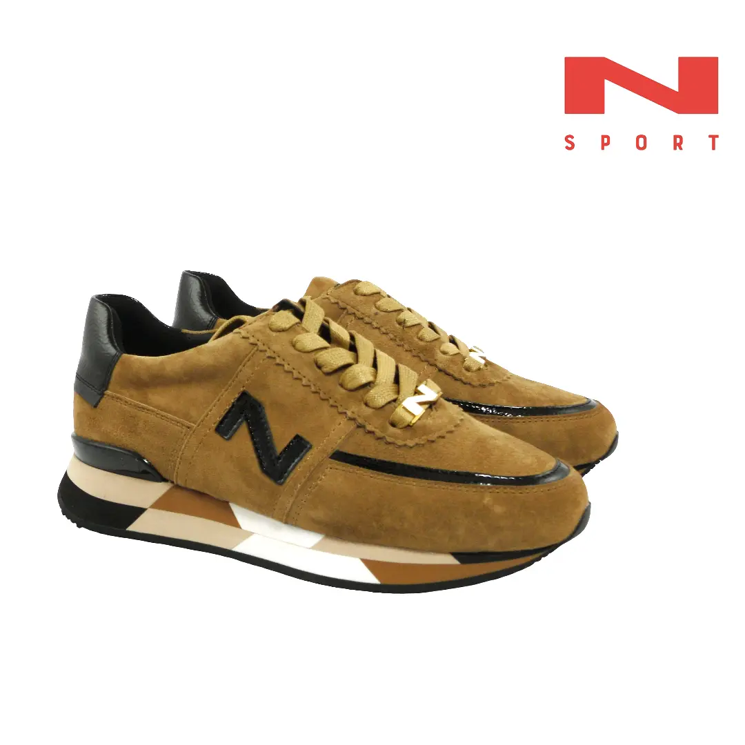 Nathan Baume NS10-04 camel sneakers in suède en zwart leer met gouden details en rubberen zool.