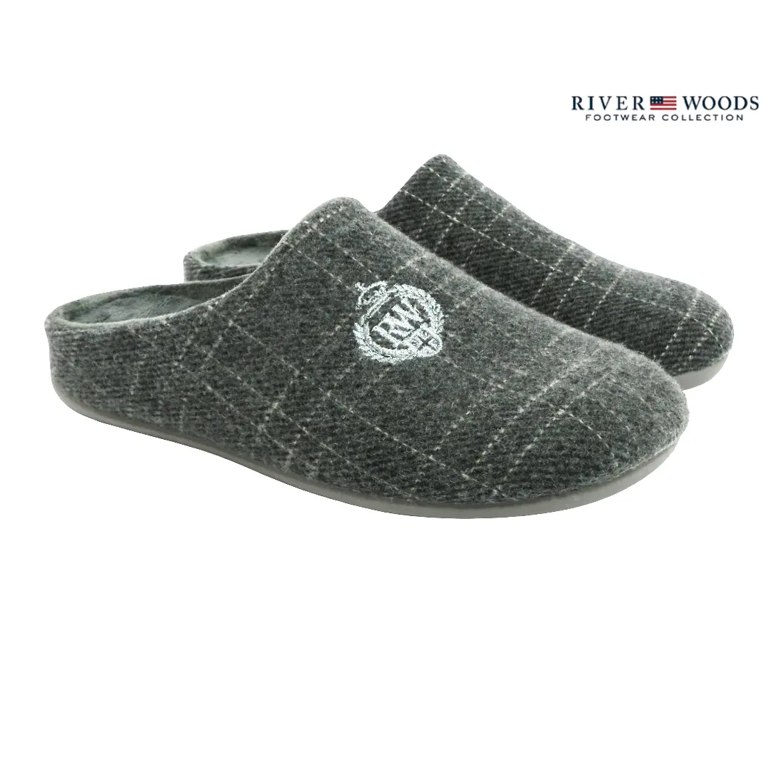 River Woods • BICK ~ Grijs Comfortabele River Woods Bick grijze pantoffels met ruitpatroon en geborduurd logo, perfect voor dagelijks gebruik binnenshuis.