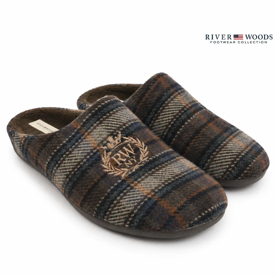 River Woods Evert donkerbruine herenpantoffels met klassiek ruitmotief en geborduurd RW-embleem.