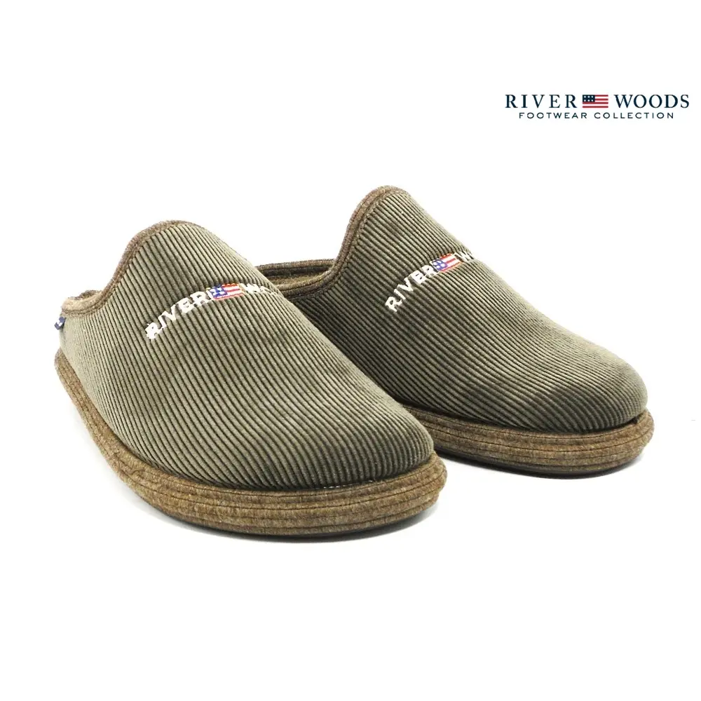 River Woods • HENDRIK ~ Bruin Comfortabele River Woods Hendrik bruine pantoffels van ribstof met wit logo, ideaal voor dagelijks gebruik binnenshuis.