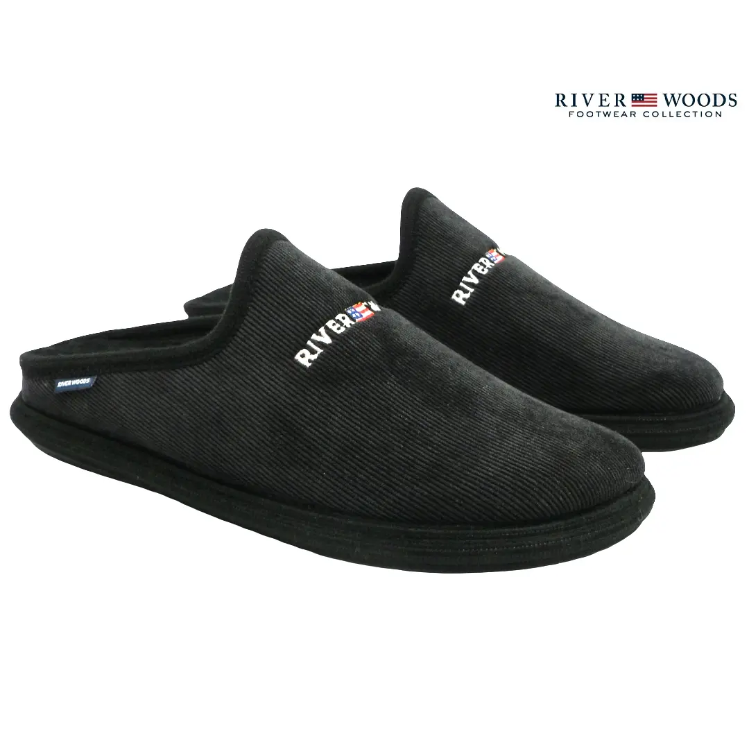 River Woods • HENDRIK ~ Zwart Comfortabele River Woods Hendrik zwarte pantoffels van ribstof met wit logo, ideaal voor dagelijks gebruik binnenshuis.