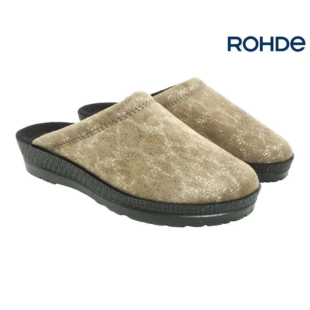 Rohde 2293 Leinen damespantoffels in beige met subtiel glanzend dessin, open hiel en comfortabele zwarte sleehak.
