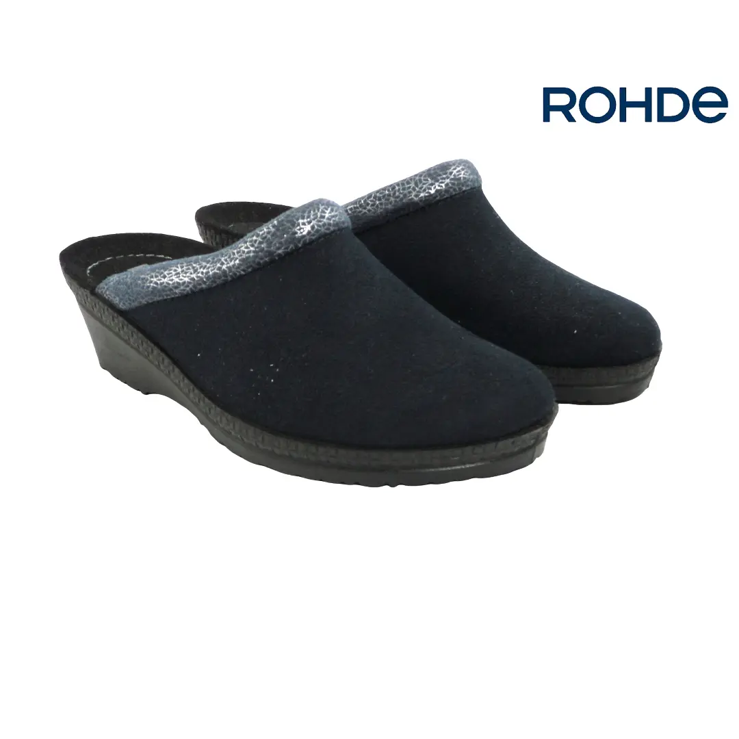 Rohde 2459 Blau damespantoffels in donkerblauw met decoratieve glanzende boord, open hiel en comfortabele zwarte sleehak.