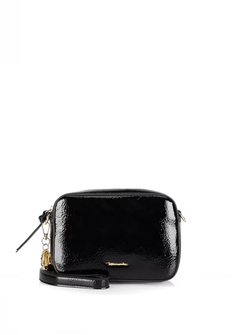 Zwarte glanzende crossbodytas met ritssluiting, verstelbare riem en goudkleurige details.