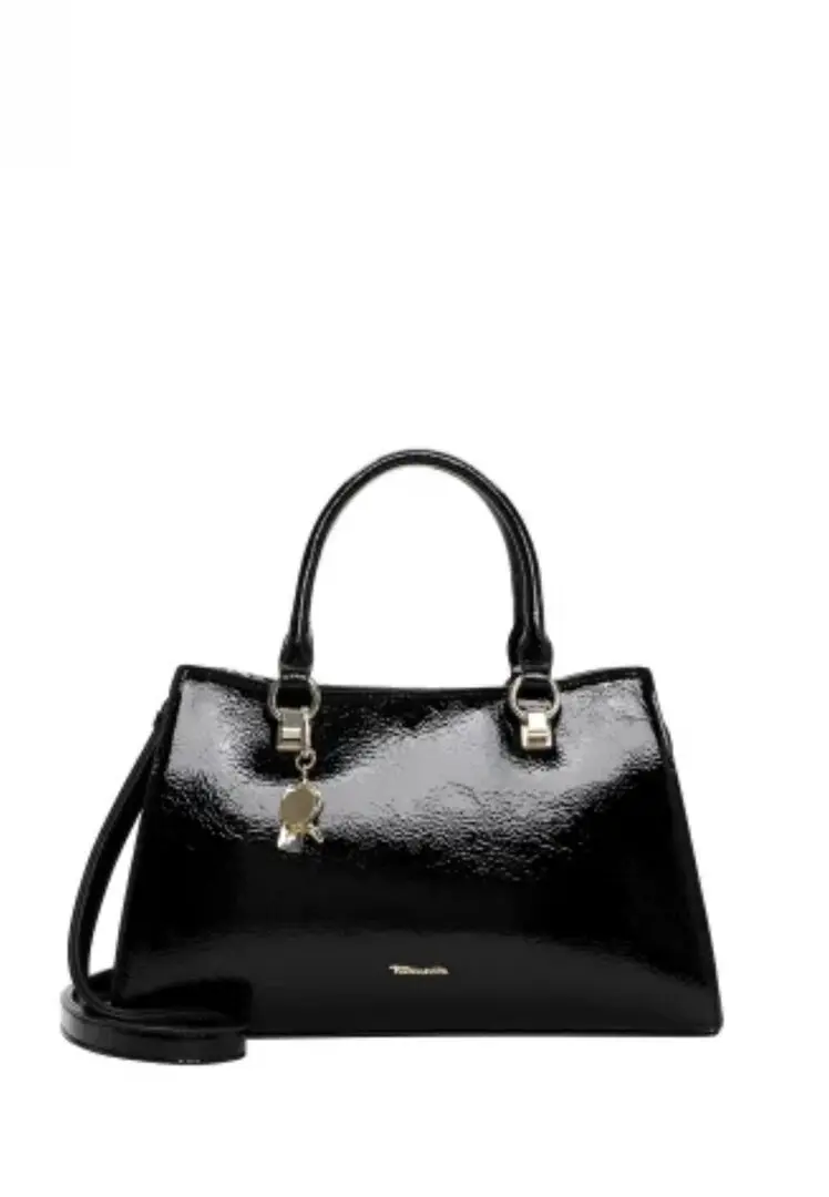 Zwarte glanzende handtas met dubbele handvatten, schouderriem en goudkleurige details.