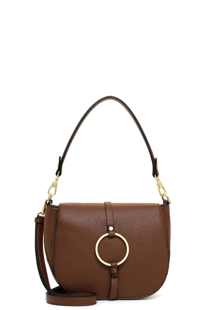 Tamaris cognac handtas met klep, goudkleurige ring en afneembaar schouderhengsel.