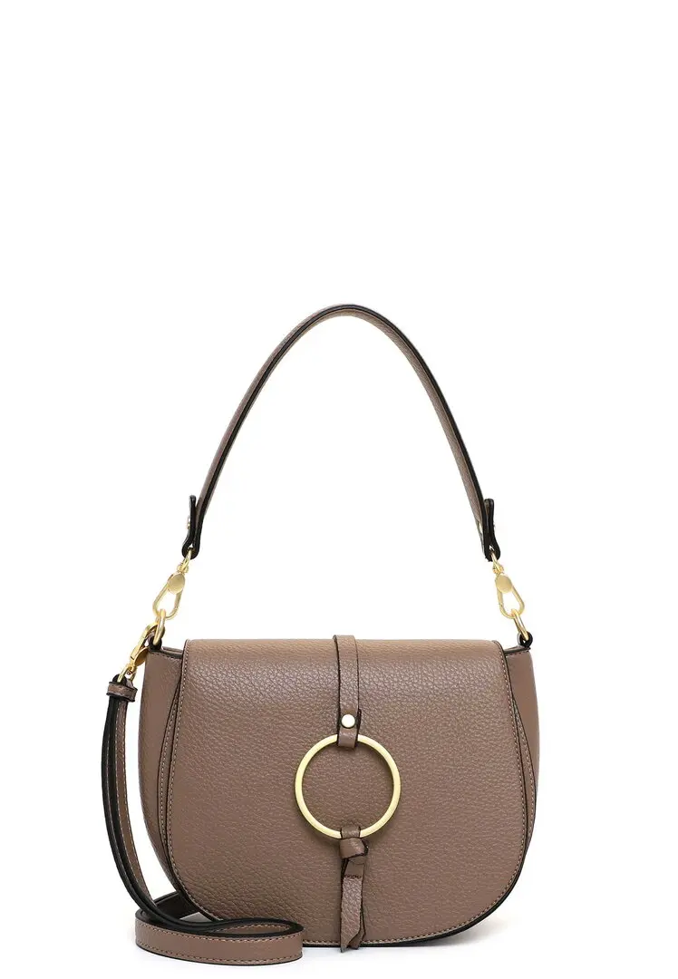 Tamaris taupe handtas met klep, goudkleurige ring en afneembaar schouderhengsel.