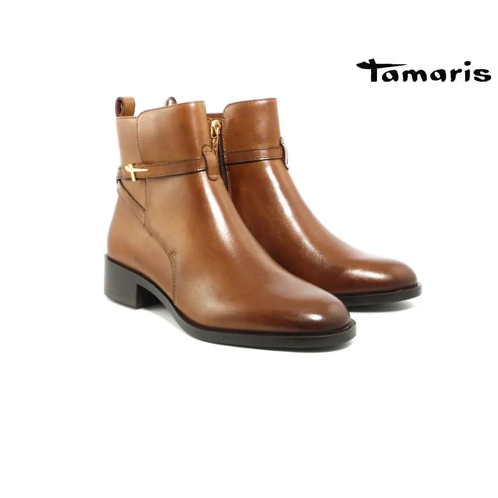 Tamaris enkellaars model 25321 in Cognac – dameslaars met sierband en goudaccent.