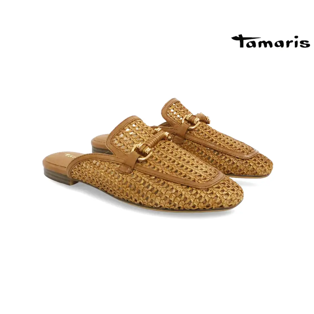Tamaris 27302 cognac mule met gevlochten bovenwerk en goudkleurige gespdetail